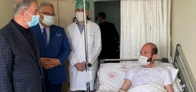 Milli Savunma Bakanı Akar Irak’ın kuzeyinde yaralanan Mehmetçiği ziyaret etti