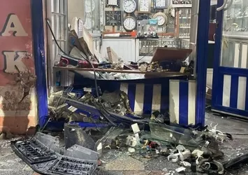Artvin’de kontrolden çıkan kamyonet dehşet saçtı!