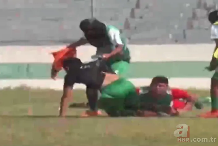 Futbolcular neye uğradıklarını şaşırdı! Futbol sahasını bastılar 4