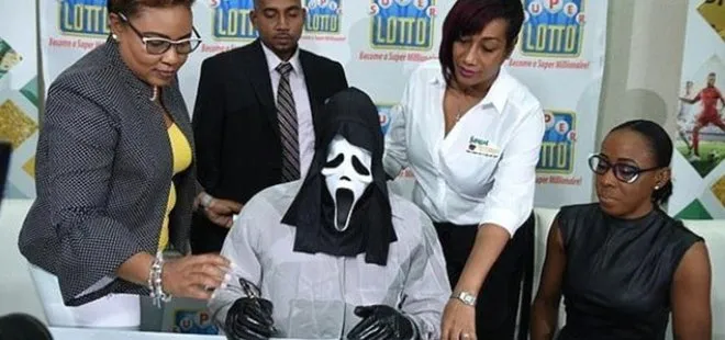Lotodan kazandığı ödülü almaya ’Ghost face’ kostümüyle geldi