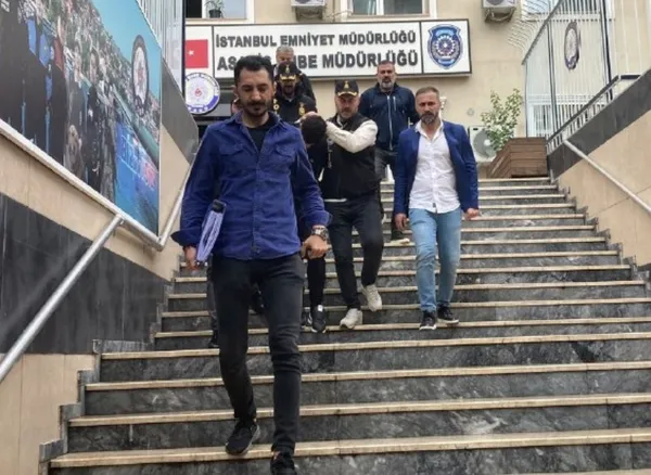 sedat-peker-ile-ilgili-paylastigi-videolarla-tanindi-cenk-celiki-vuran-zanli-yurtdisina-kacmak-isterken-yakala-1663847800522.jpg Sedat Peker ile ilgili paylaştığı videolarla tanındı! Cenk Çelik’i vuran zanlı yurtdışına kaçmak isterken yakalandı - 4