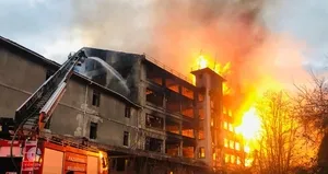 Soygun yapmak için girdikleri evi küle çevirdiler