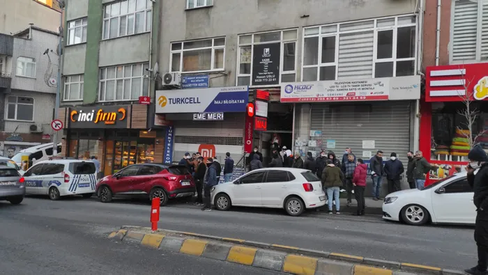 Son dakika: İstanbul'da sır olay: Kağıthane'de 3 arkadaş ofiste ölü bulundu! A Haber olay yerinde - 1
