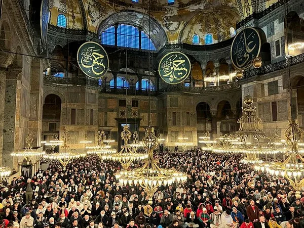 istanbul-valisi-ali-yerlikaya-duyurdu-ayasofya-camii-en-yogun-gununu-yasadi-1651565315230.jpg İstanbul Valisi Ali Yerlikaya duyurdu! Ayasofya Camii en yoğun gününü yaşadı - 1