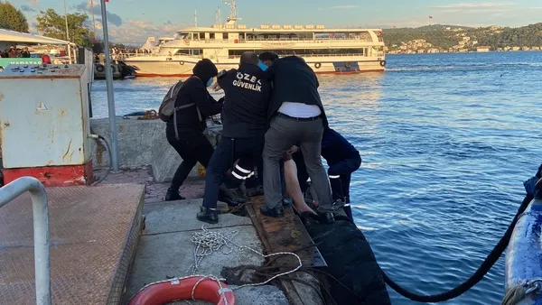 besiktasta-vapurdan-denize-atladi-halatlara-tutunarak-hayatta-kaldi-1632470514339.jpg Beşiktaş’ta vapurdan denize atladı! Halatlara tutunarak hayatta kaldı - 2