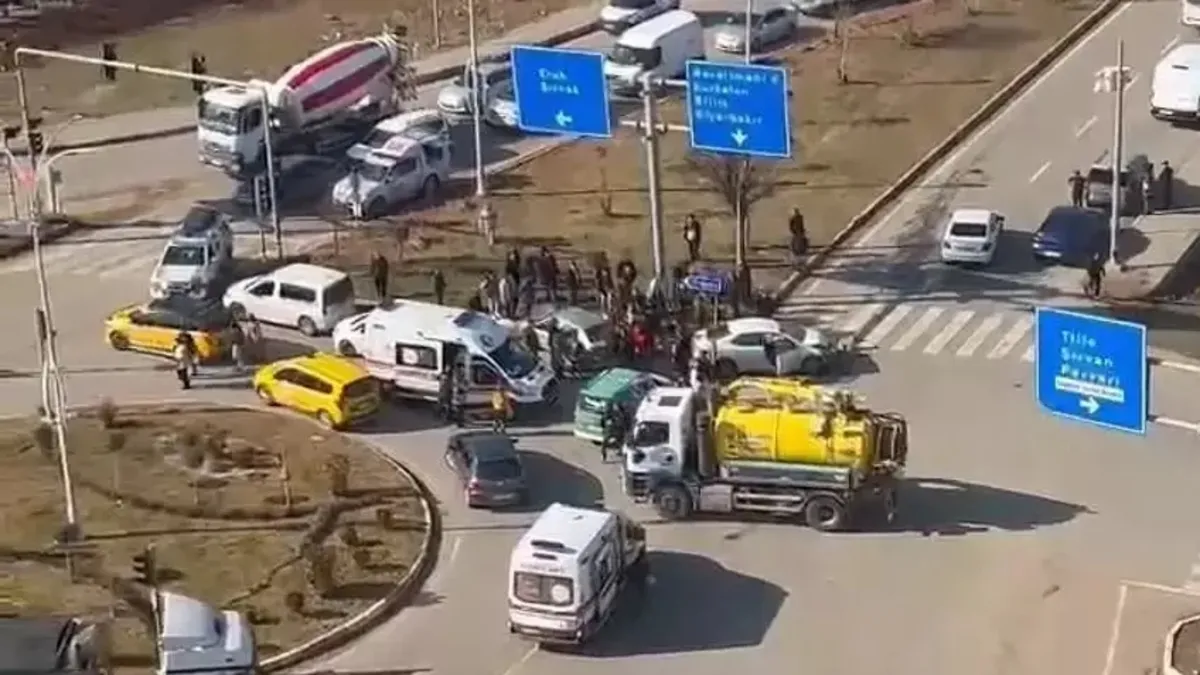 Siirt'te otomobiller çarpıştı: 3 yaralı