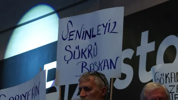 CHP’de İstanbul krizi! Ekrem İmamoğlu adayları tanıttı Özgür Özel’in koltuğu boş kaldı! | İmamoğlu’na CHP’lilerden Sarıyer protestosu