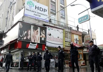 Mersin'de HDP binalarına baskın