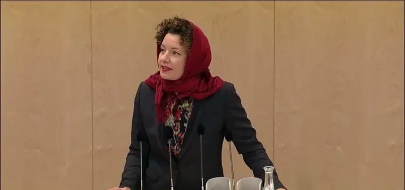 Martha Bissmann başörtü yasağını protesto etti
