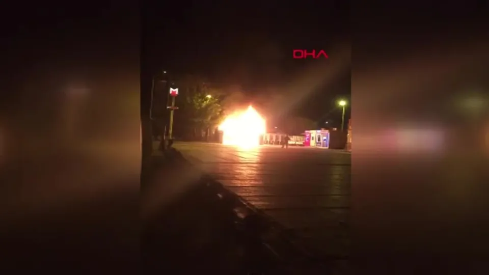 Bakırköy’de İBB’ye ait büfe alev alev yandı