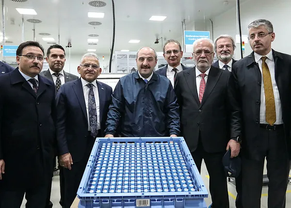 Sanayi ve Teknoloji Bakanı Mustafa Varank Avrupa’nın ilk ve tek silindirik lityum iyon pil üretim tesisini inceledi! İşte Türkiye’nin yeni hedefi