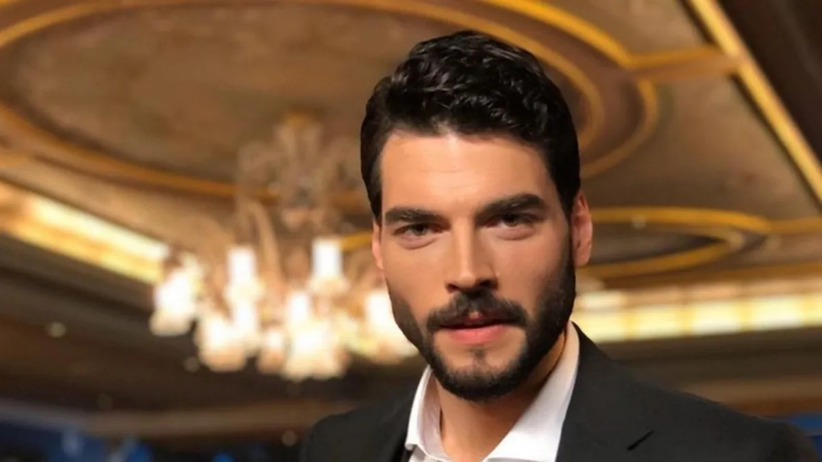 Aşk bitti! Oyuncu Akın Akınözü sevgilisinden ayrıldı