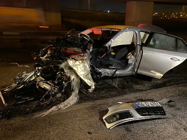 Çekmeköy'de otomobil bariyerlere çarptı: Aracın motoru yola fırladı! 3 kişi ağır yaralandı - 2