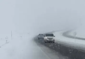 Bitlis'te mevsimin ilk karı kamerada