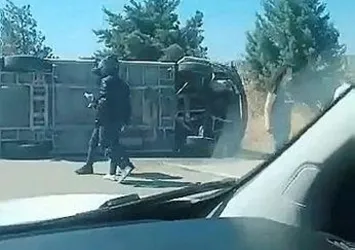 Bursa'da kontrolden çıkan minibüs devrildi