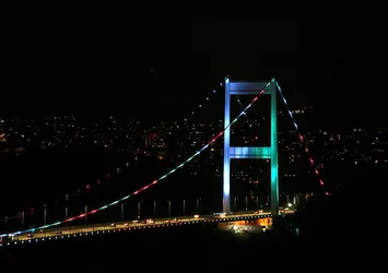 Fatih Sultan Mehmet Köprüsü Azerbaycan'ın bayrak renkleriyle aydınlatıldı