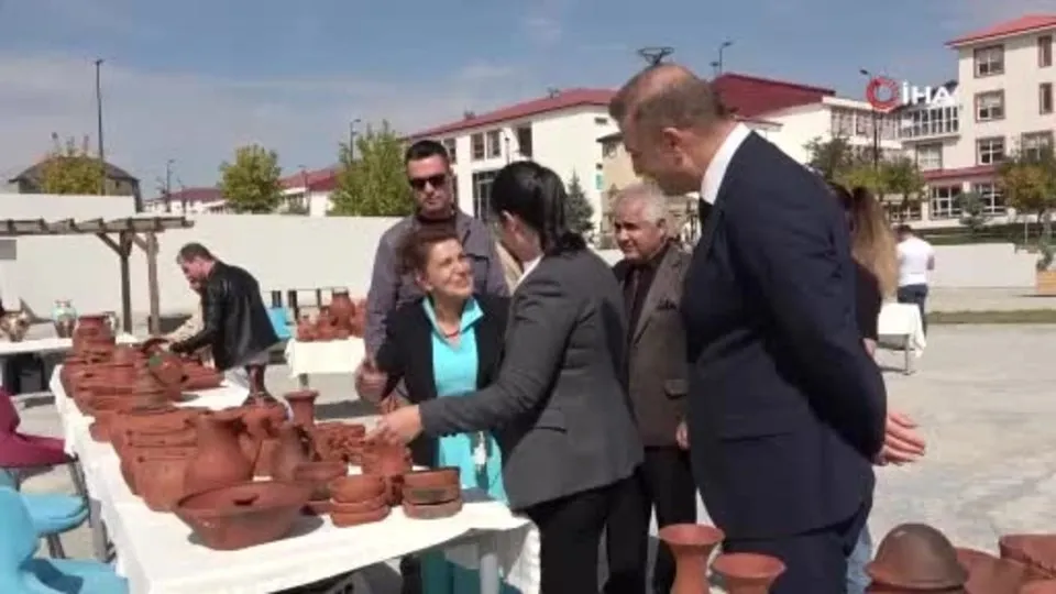 Bitlis’te el emeği göz nuru çanak çömlek sergisi açıldı
