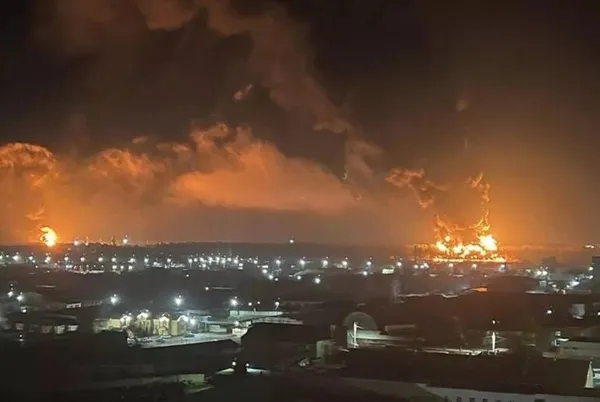 Son dakika: Rusya felakete uyandı: Ukrayna sınırına yakın şehrinde petrol deposunda yangın çıktı! İşte ilk kareler - 2