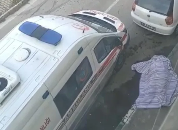 bursada-kahreden-olay-camasir-asarken-balkondan-dusup-hayatini-kaybetti-o-anlar-kamerada-1635846888080.jpg Bursa’da kahreden olay! Çamaşır asarken balkondan düşüp hayatını kaybetti: O anlar kamerada - 1