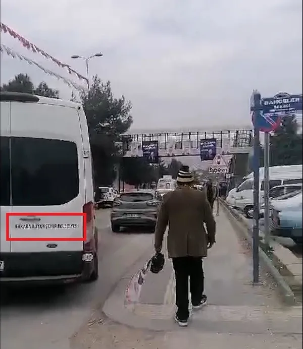 1708587162120.jpeg Mansur Yavaş sözünü tutmadı belediye işçilerini yine mitingine taşıdı! Ankara yetmedi Bolu'dan da insan getirdiler - 1