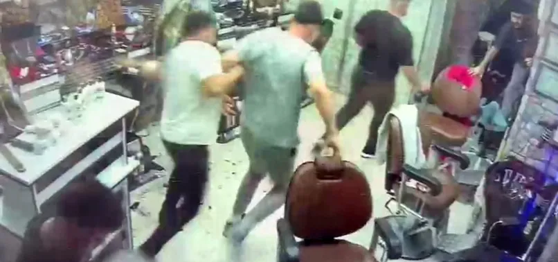 Erkek kuaföründe korku dolu anlar! Dükkana giren pitbull dehşet saçtı