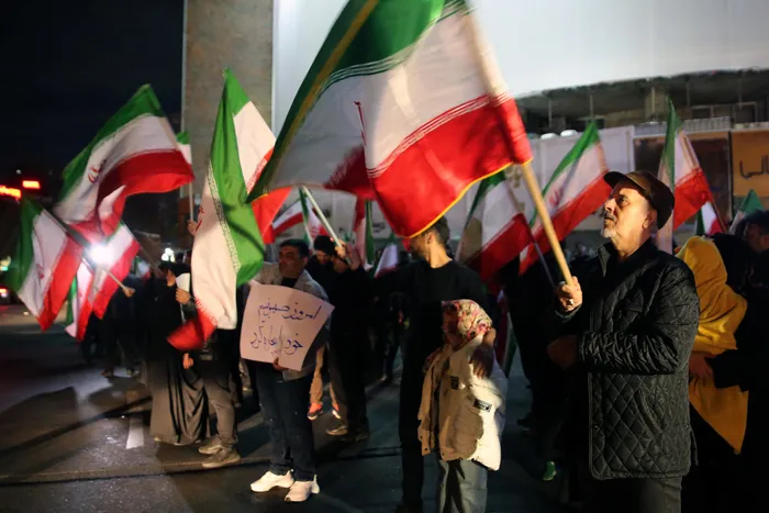 iranda-yuz-binlerce-kisi-sokaklara-dokuldu-dini-lider-hamaney-icin-anma-toreni-1772480703092.jpg İran'da yüz binlerce kişi sokaklara döküldü! Dini Lider Hamaney için anma töreni - 5