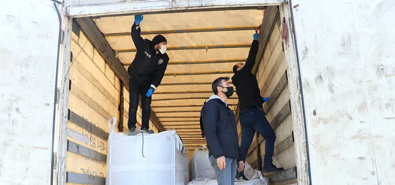 TIR dorsesinden 56 kaçak göçmen çıktı