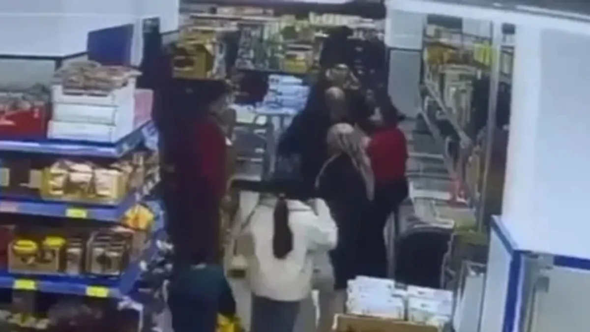 Sadece çadıra bakmışlardı! Market içinde çocuklara tokat yağmuru: “Kulak zarı delindi”