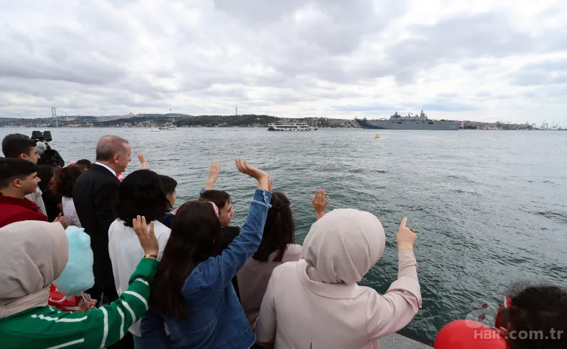 TCG Anadolu demir aldı! Başkan Erdoğan'ı selamladı! Boğaz'da tarihi anlar 13