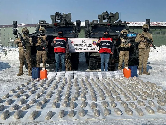 Hakkari'de 99 kilo eroin ve 60 litre asit anhidrit ele geçirildi - 1