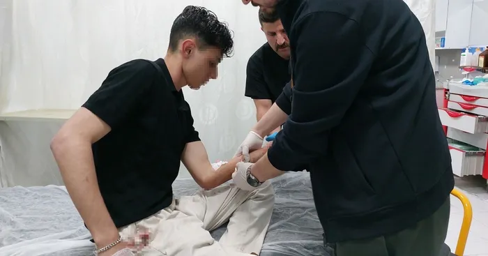 1715291177773.jpg Motive mahlaslı rapçinin konserinde tornavida ve bıçaklı saldırı: 2 genç yaralandı! "Niye selam vermediniz" kavgası - 3