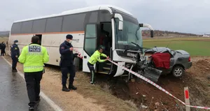 Korkunç kaza! İşçi servisiyle otomobil çarpıştı