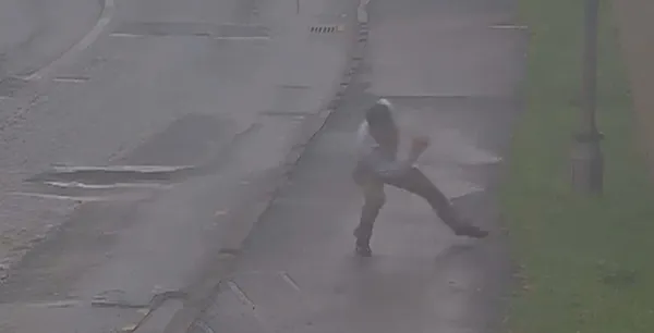 Sarhoş diplomatın elçiliğe geliş anı kamerada! Ayakta duramıyor! Rusya ABD ile sosyal medyadan öyle bir dalga geçti ki...