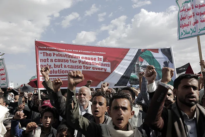 yemende-on-binlerce-kisi-gazze-ile-ogrenci-dayanismasina-destek-gosterisi-duzenledi-1714763705153.jpg Yemen'de on binler Gazze için ayaklandı! Destek yürüyüşü düzenlediler - 3