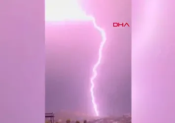 Dağa düşen yıldırım dev kayaları parçaladı! O anlar kamerada