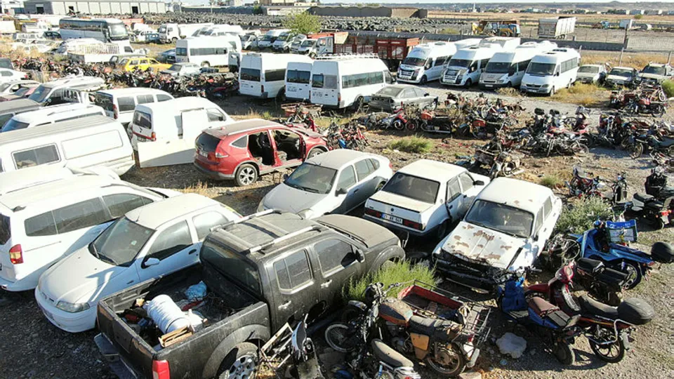 Otoparkta yatan servet! Toprağa gömülü halde bekliyorlar
