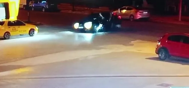 Motosiklet sürücüsü takla atıp otomobilin üzerine düştü!