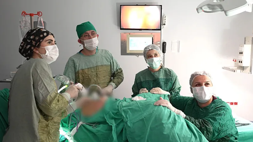 Karın ağrısı şikayetiyle gitti hayatının şokunu yaşadı! Tam 7 kilo