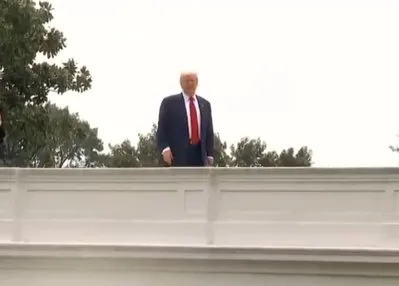 Trump Beyaz Saray’ın çatısına çıktı!