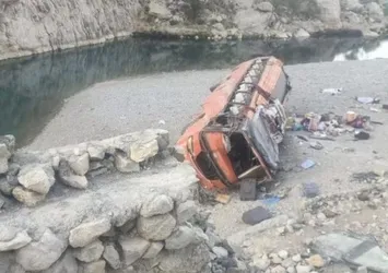 Pakistan'daki otobüs kazasında onlarca can kaybı ve yaralı var