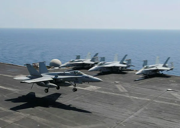ABD'nin USS Roosevelt uçak gemisinde şok! Denize düştü... - 3