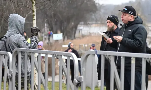1674563049032.jpg Kur'an-ı Kerim yakan İslam düşmanı Rasmus Paludan'ın polislerle yaptığı anlaşma ortaya çıktı! Arkadaşının görevi neydi? - 4