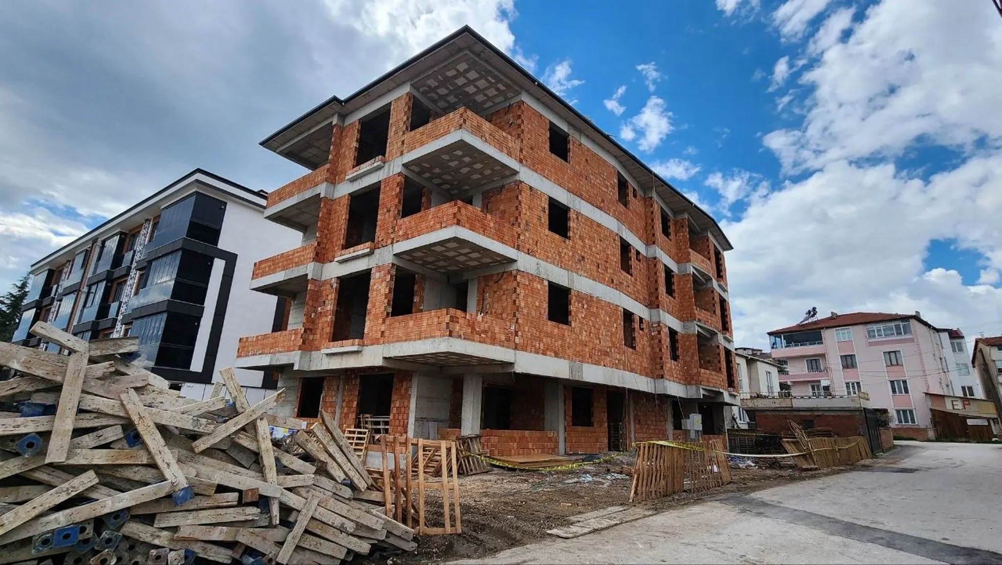 Çalıştığı inşaatın çatısından düşüp öldü