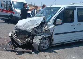 Siirt'te 2 hafif ticari araç çarpıştı! Yaralılar var