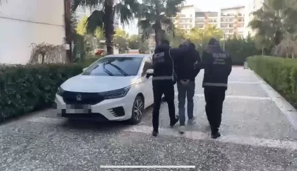 İnterpol tarafından kırmızı bültenle aranan zanlı İzmir’de yakalandı - 1
