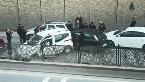 Esenyurt'ta zincirleme kaza! 5 araç birbirine girdi - 1
