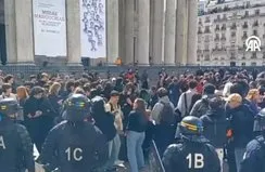 Macron’a konuşması sırasında protesto!