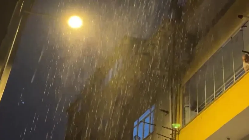 17 ilde sağanak alarmı: Gök gürültüsü ve fırtına ile bastırdı! Yağışlar kaç gün sürecek? İstanbul, Ankara, Edirne Konya...