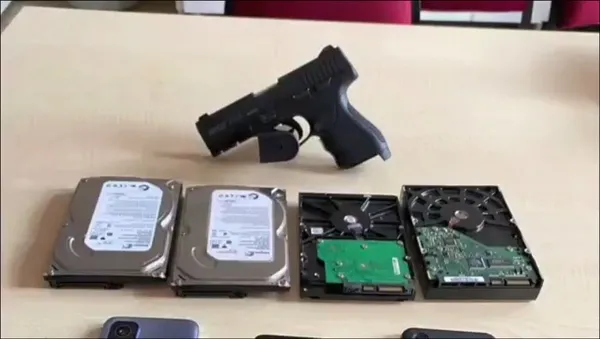 son-dakika-85-milyon-kisinin-bilgilerini-caldilar-emniyetten-deep-web-operasyonu-1681367373421.jpg Son dakika: 85 milyon kişinin bilgilerini çaldılar! Emniyet'ten "deep web" operasyonu - 1