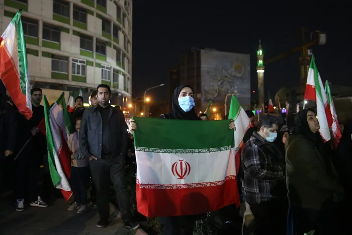 iranda-yuz-binlerce-kisi-sokaklara-dokuldu-dini-lider-hamaney-icin-anma-toreni-1772480694576.jpg İran'da yüz binlerce kişi sokaklara döküldü! Dini Lider Hamaney için anma töreni - 4